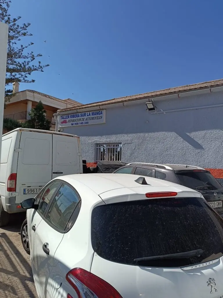 Vehículo en reparación en Taller Ribera Sur La Manga