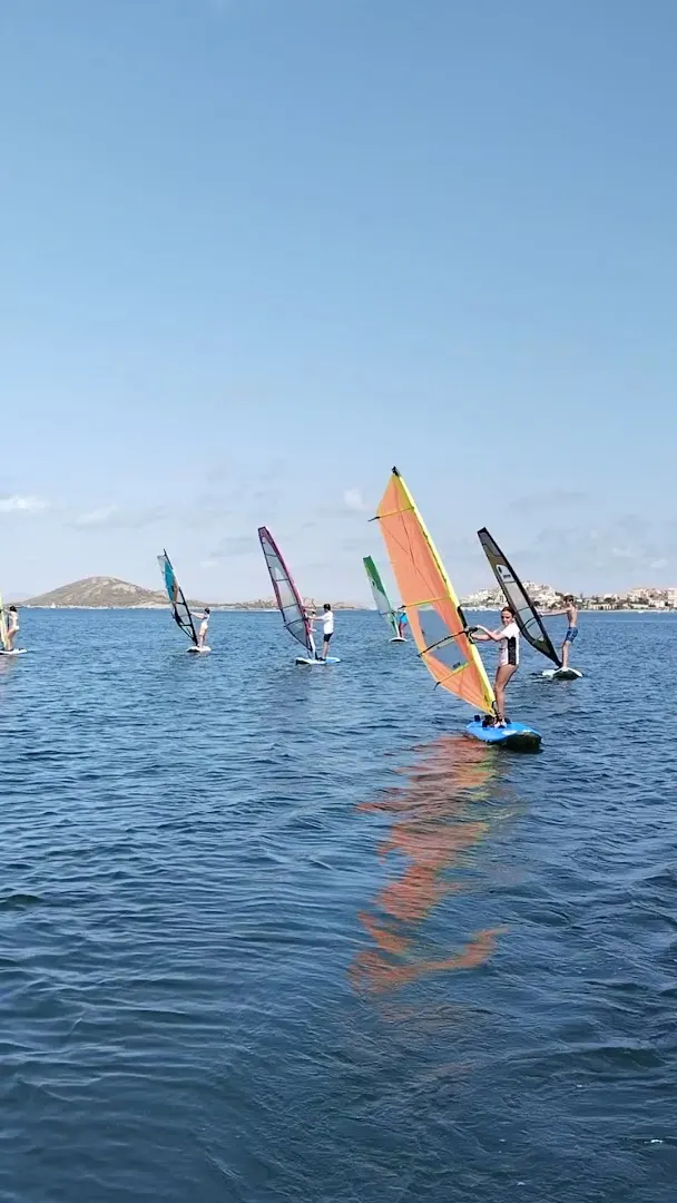 Alumna practicando windsurf con Tatowind Sailing School en el Mar Menor
