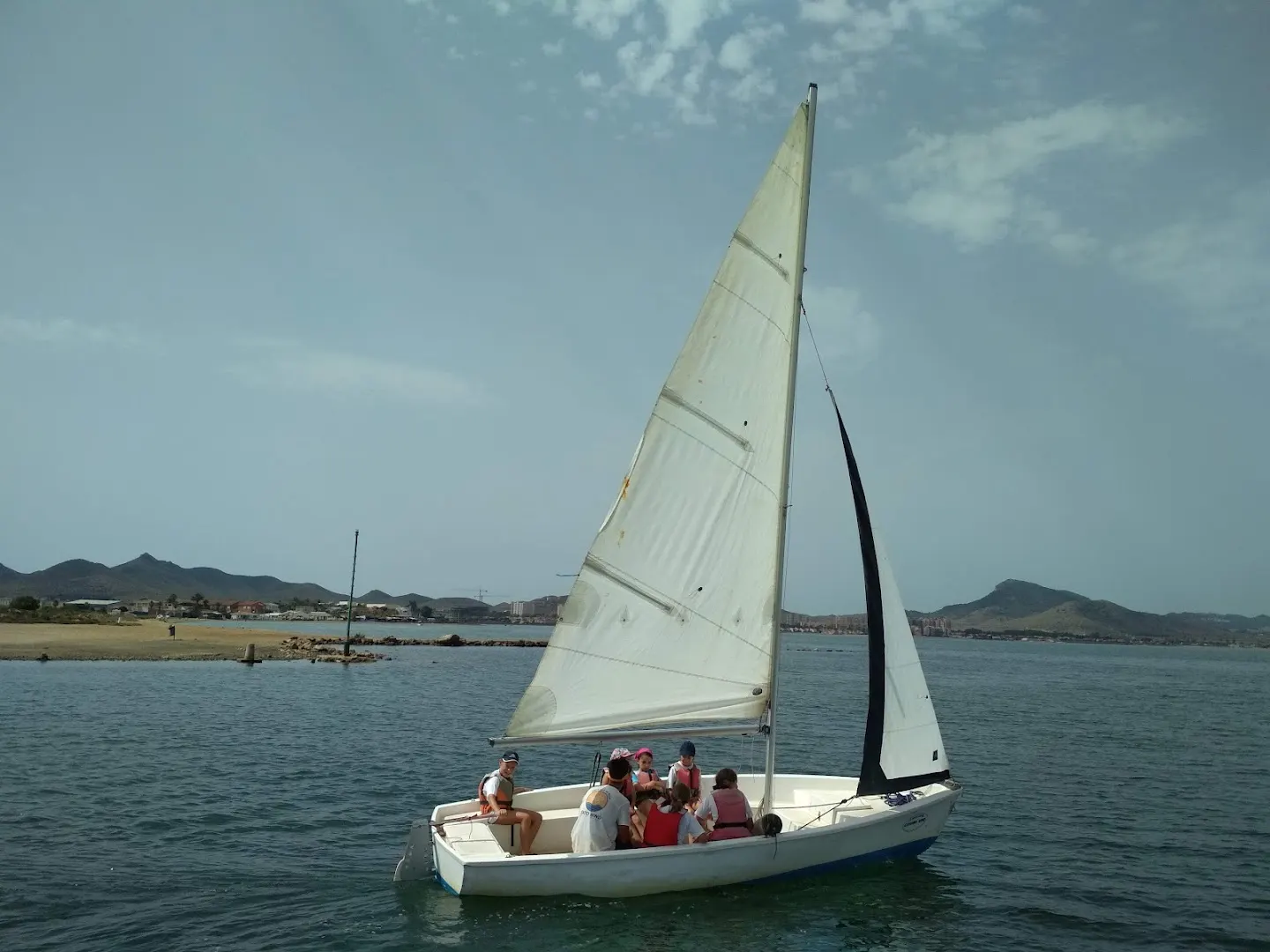 Vela ligera con alumnos de Tatowind Sailing School navegando en el Mar Menor