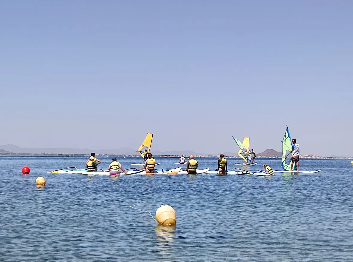 Grupo de alumnos de paddle surf con Tatowind Sailing School en el Mar Menor