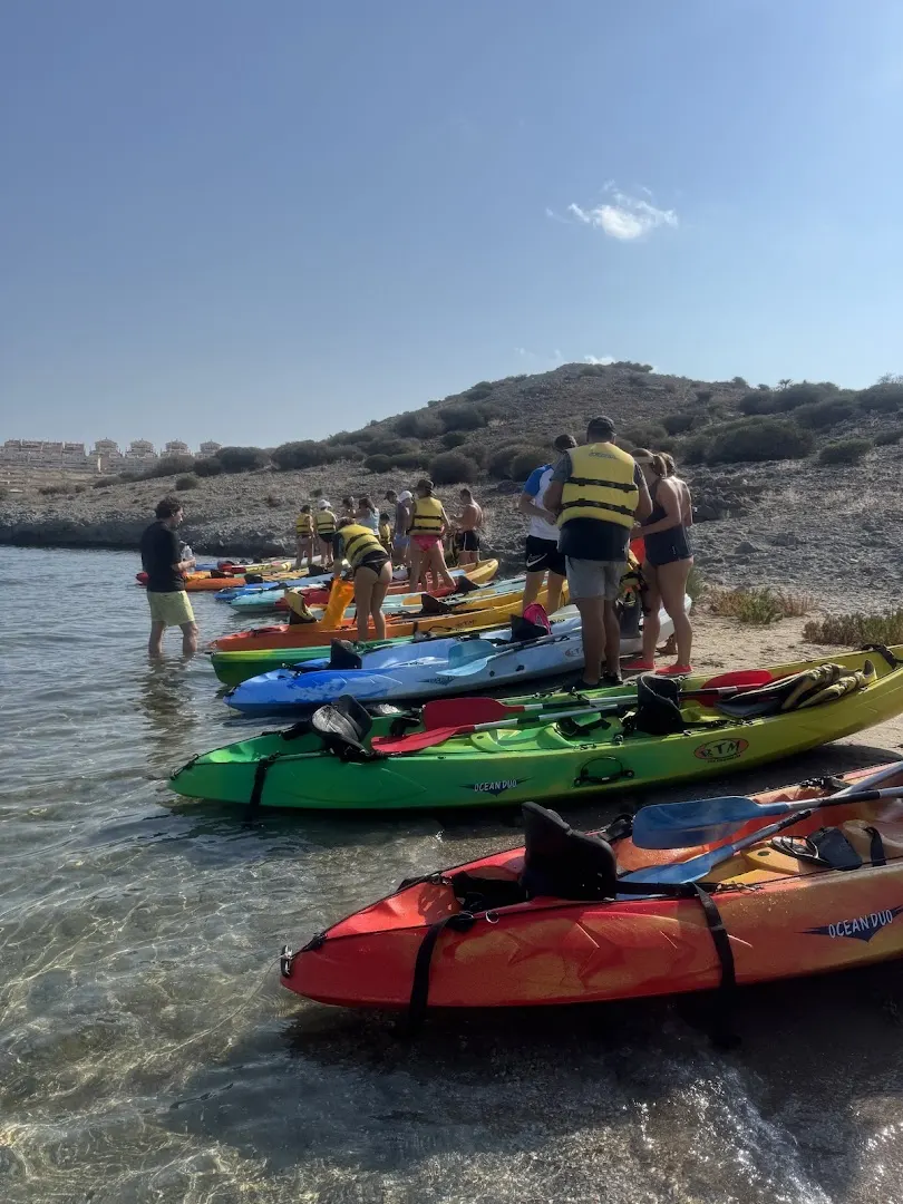 Kayaks de Tatowind Sailing School varados en la orilla antes de una salida