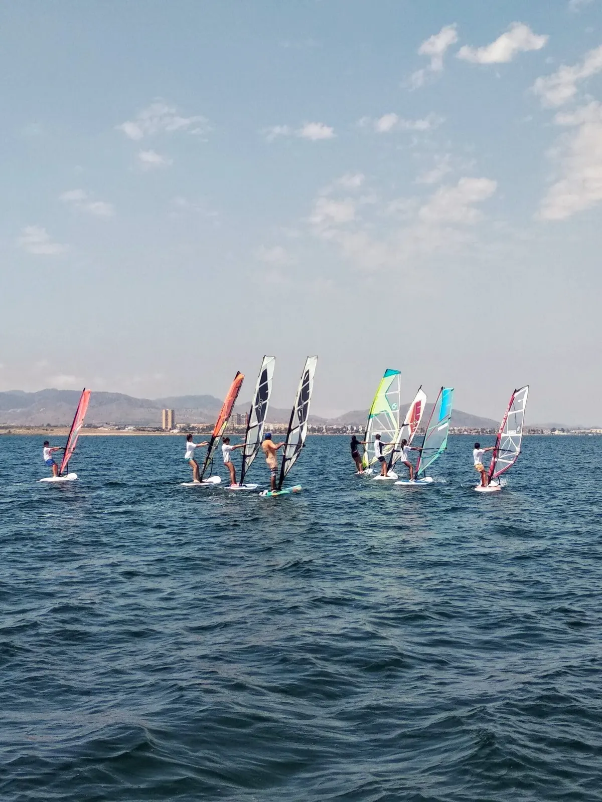 Grupo de windsurfistas de Tatowind Sailing School en el Mar Menor