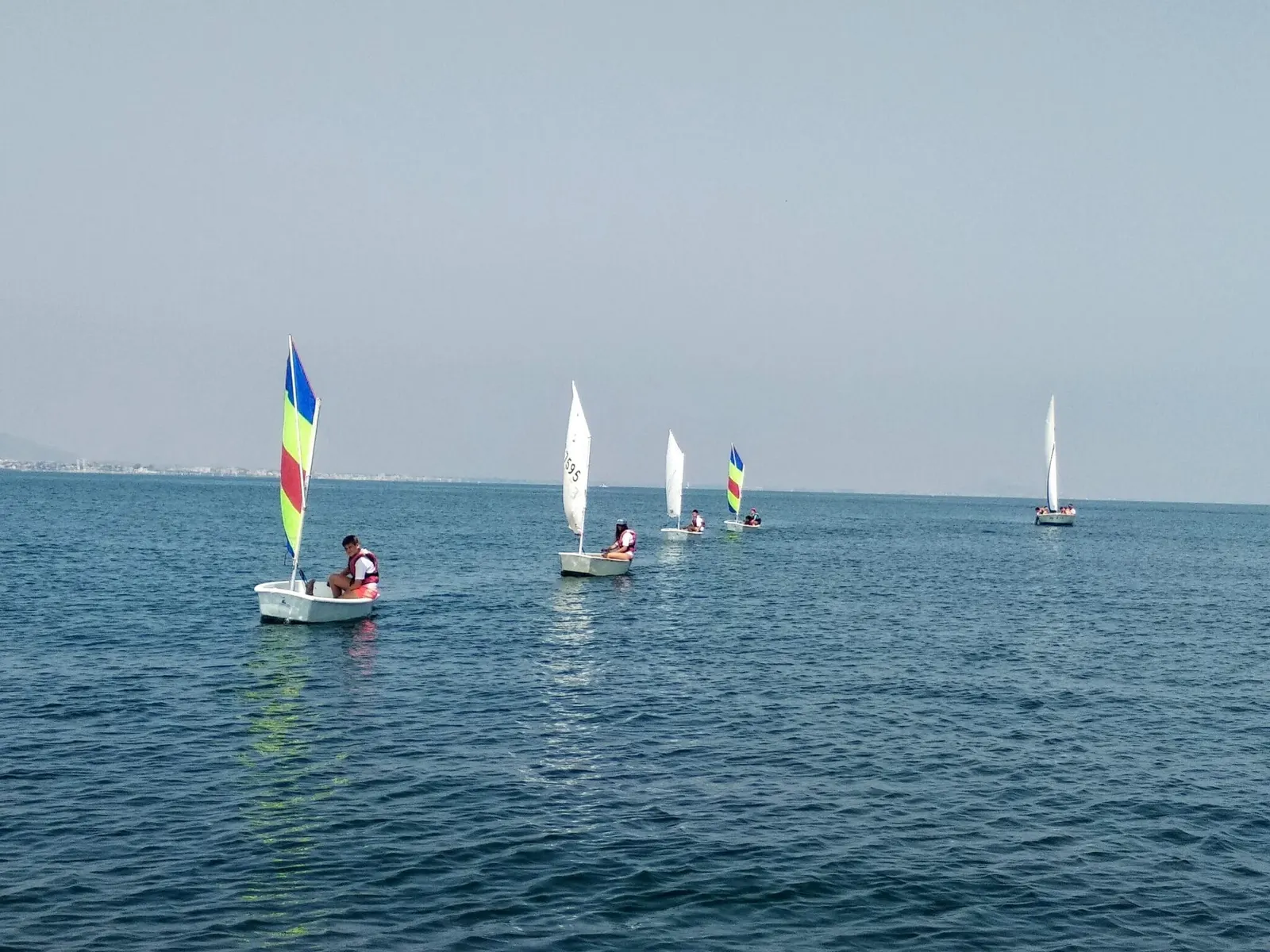 Optimist con alumnos de Tatowind Sailing School navegando en el Mar Menor