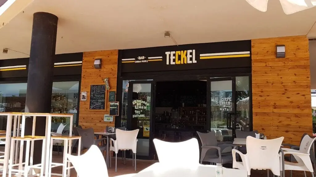 Terraza exterior de Teckel Bar con vistas, en Cabo de Palos