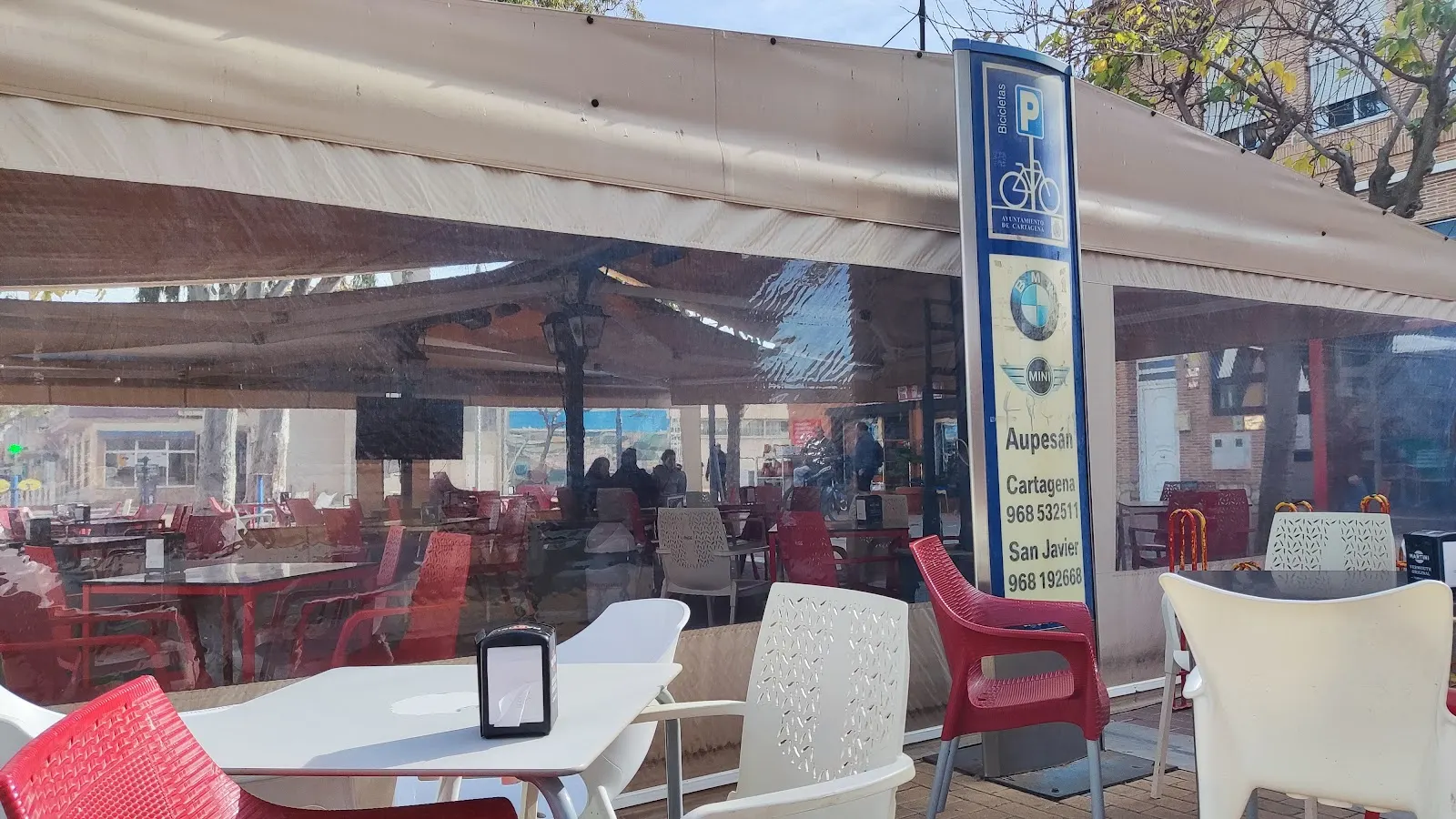 Ambiente de Terraza del Sol Coffee Bar en Los Belones