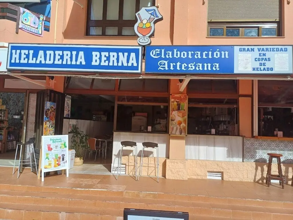 Fachada y barra de Heladería Berna con mesas altas en la terraza