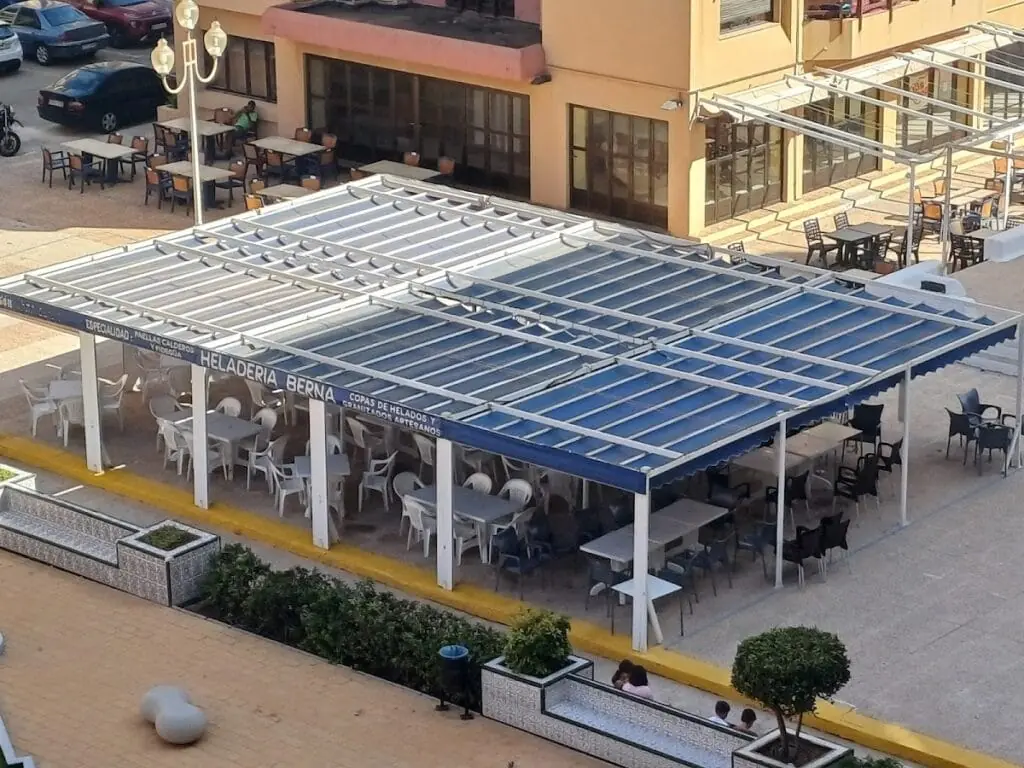 Vista aérea de la terraza cubierta de Heladería Berna en la Urbanización Eurovosa