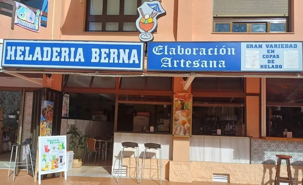 Rótulo y fachada de Heladería Berna, elaboración artesana