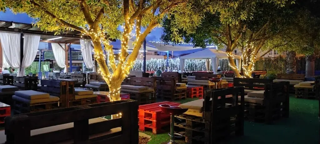 Zona de mesas de Terraza Vaya Vaya de día