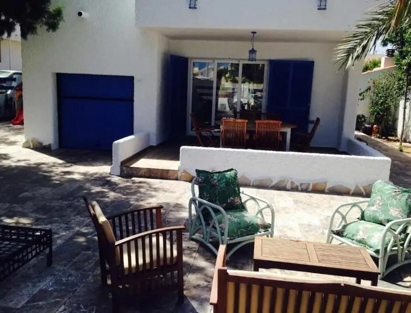 Fachada de The Blue Family House en el centro de Cabo de Palos