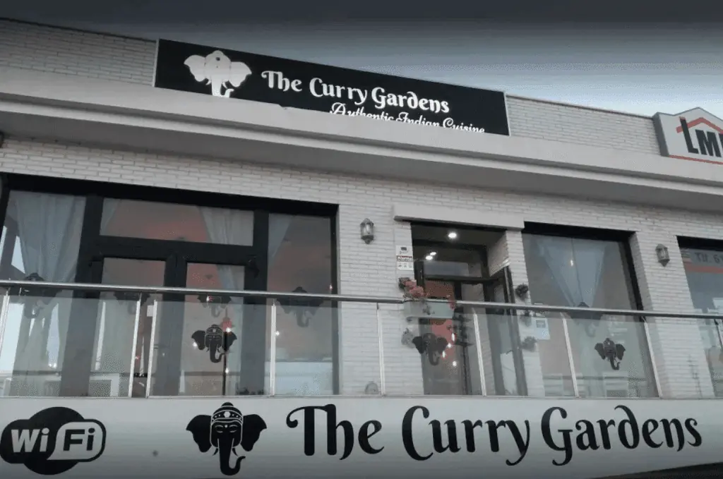 Terraza de The Curry Gardens en La Manga Club