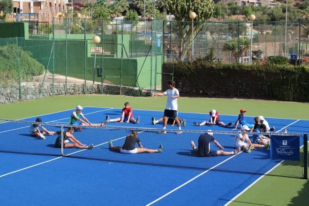Pista de pádel panorámica de The Racquets Club