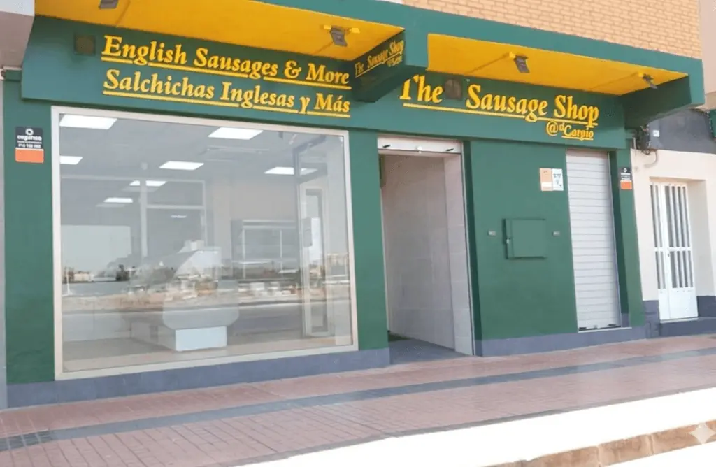 Embutidos británicos a la venta en The Sausage Shop, Los Belones