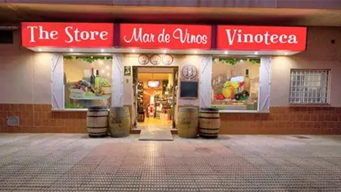 Estantería de vinos en The Store Mar De Vinos, Los Urrutias