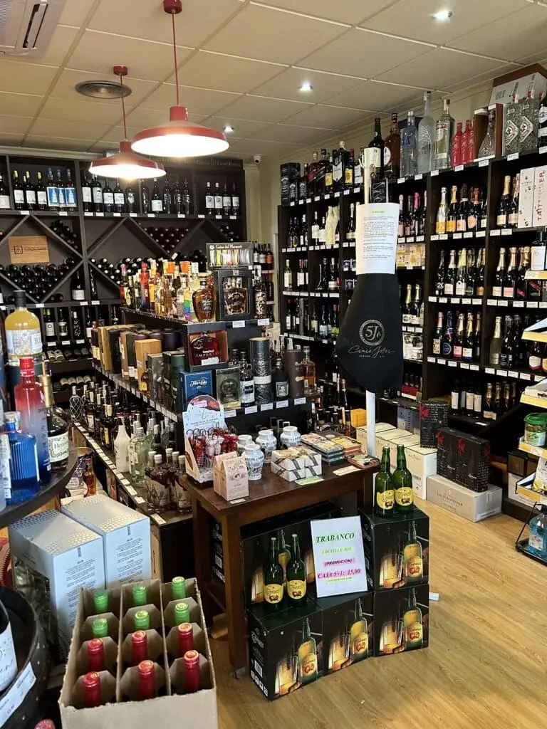 Botellas de vino y cava en la vinoteca The Store, Los Urrutias