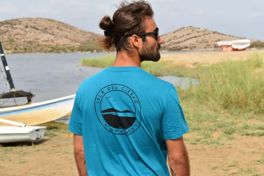 Ropa de surf sostenible en THE WIND