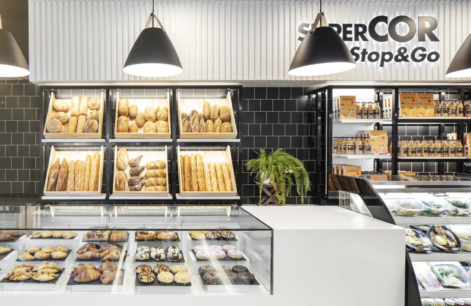 Fachada de Tienda Supercor Stop & Go en la Ctra. MU-312, Cabo de Palos