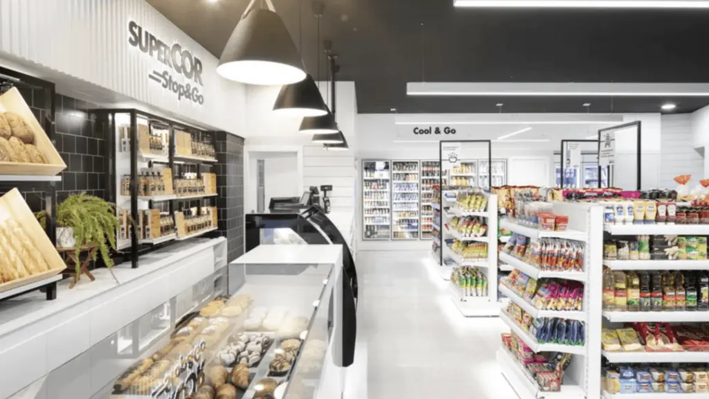Fachada de la Tienda Supercor Stop & Go en la Gran Vía de La Manga