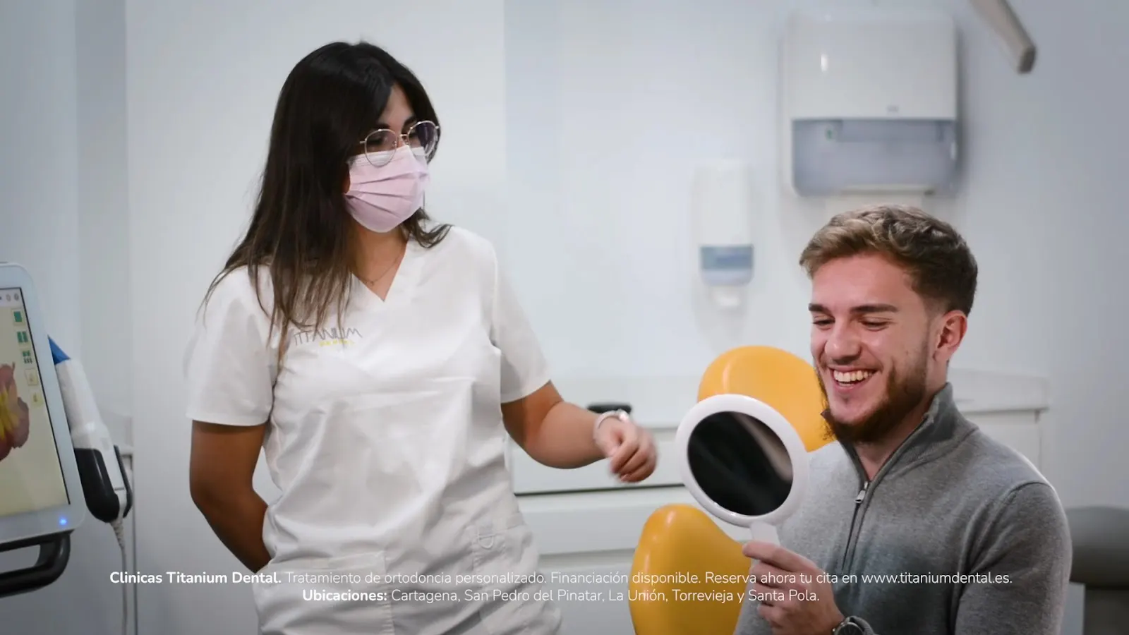 Higienista dental atendiendo a un paciente en Titanium Dental
