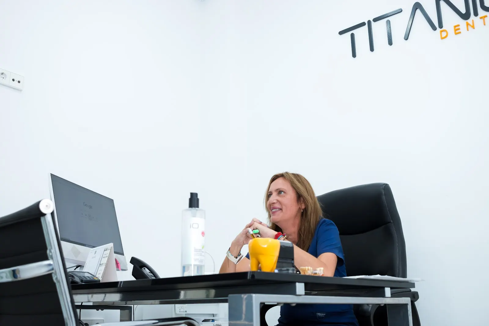 Despacho de consulta de Titanium Dental con una doctora del equipo