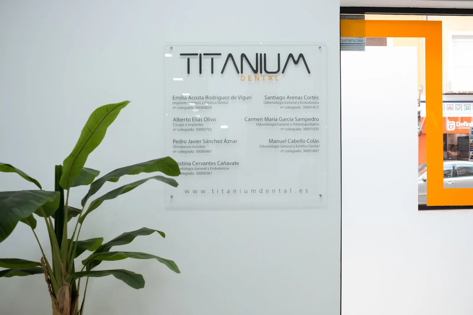 Placa con el equipo de odontólogos de Titanium Dental