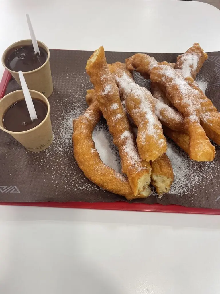 Ración de churros con chocolate caliente en Tofi, Cabo de Palos