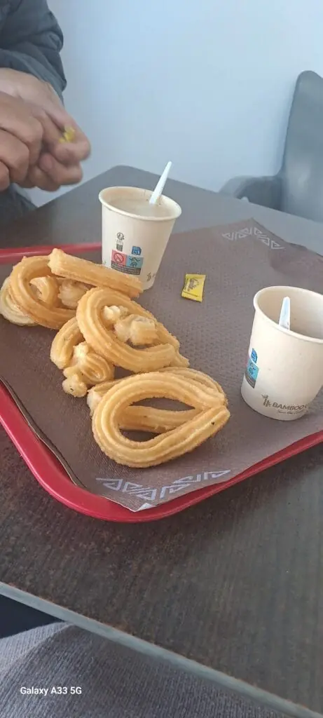 Mostrador de Tofi, churrería y chocolatería en Cabo de Palos