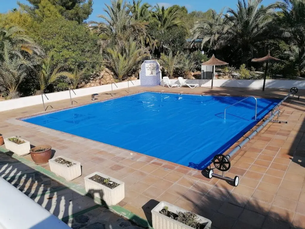 Toldo instalado por Toldhogar en una terraza de Los Belones