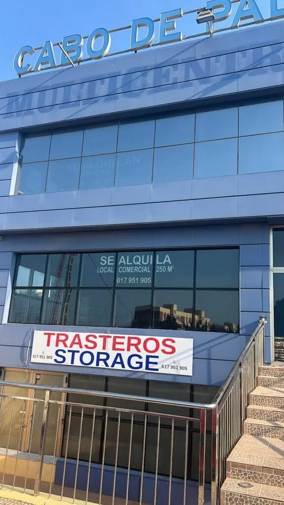 Acceso a los trasteros en la Ctra. a Cabo de Palos