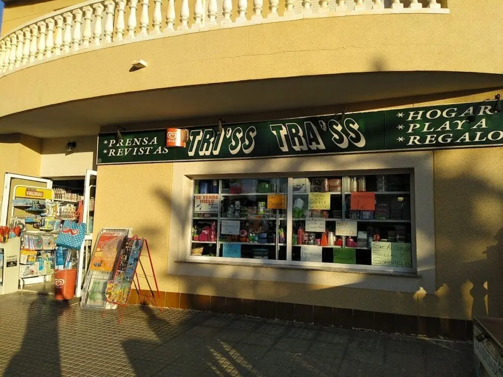 Fachada de Tri’ss Tra’ss en el Polígono Y, La Manga