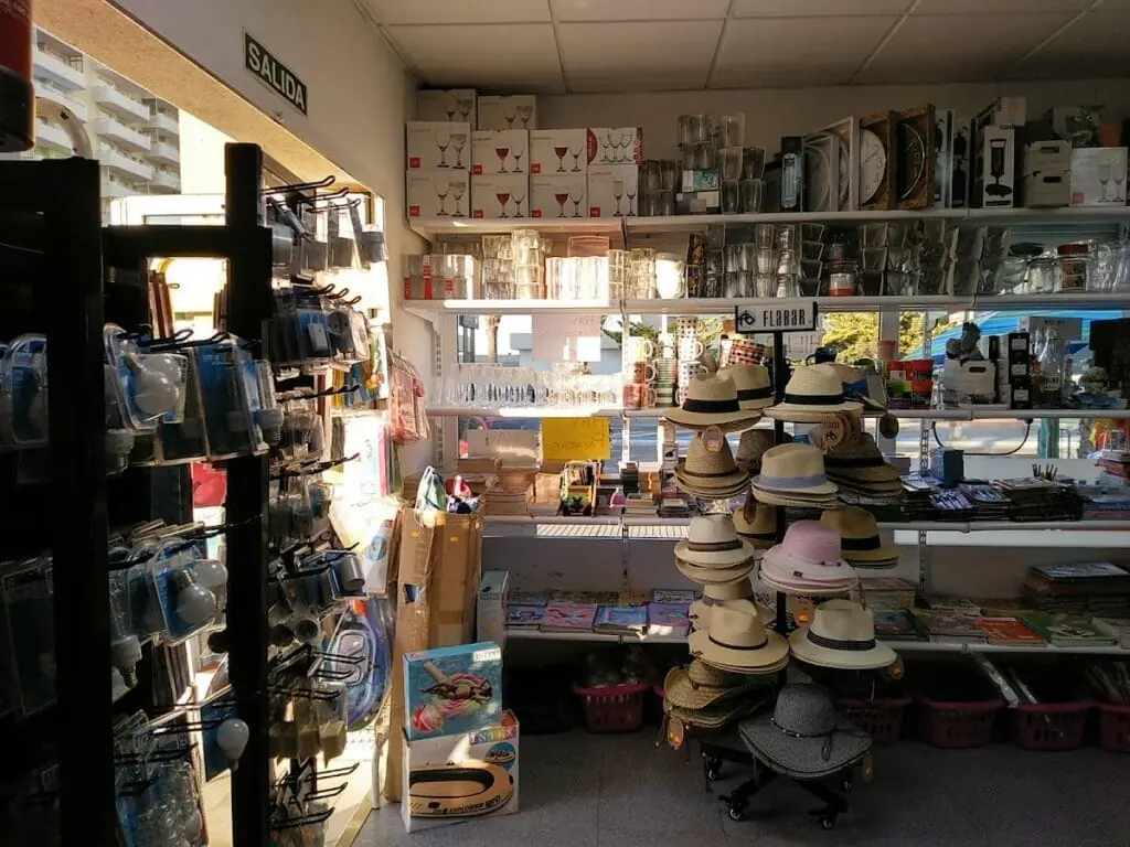 Interior de la tienda Tri’ss Tra’ss, La Manga del Mar Menor