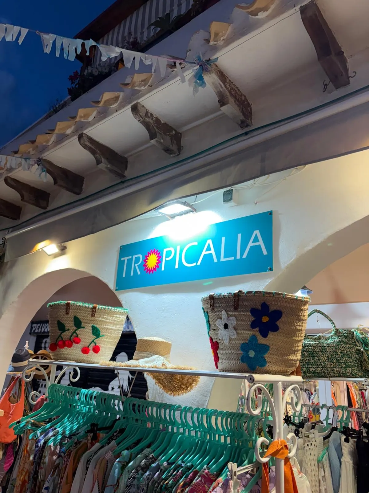Complementos y artículos de regalo en Tropicalia, Zoco Alcazaba