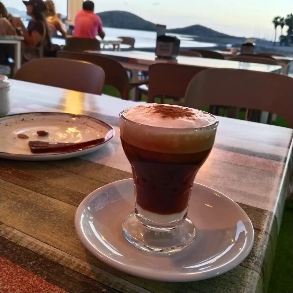 Café con vistas al Mar Menor desde la terraza de Umai Beach