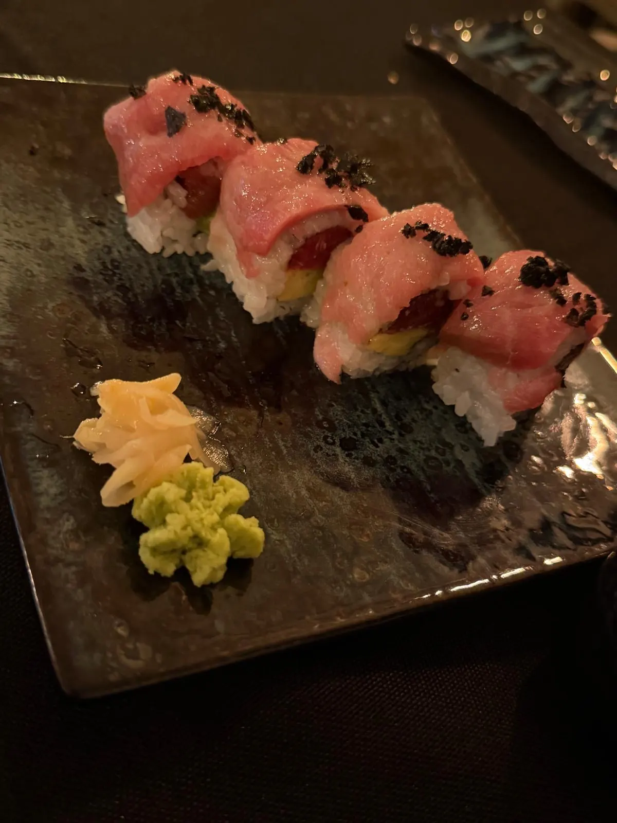 Sushi de atún rojo servido en Umai Beach por la noche