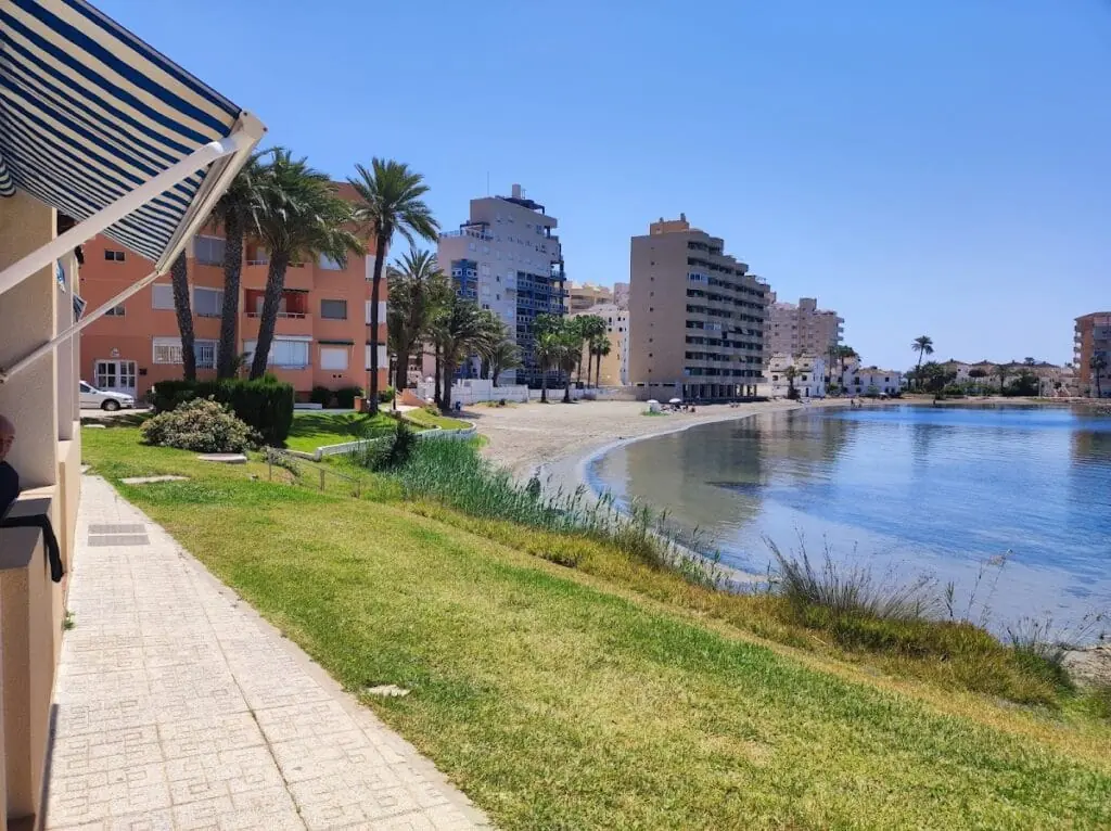 Vistas al Mar Menor desde la terraza de un apartamento en Urbanización Bahía Cálida