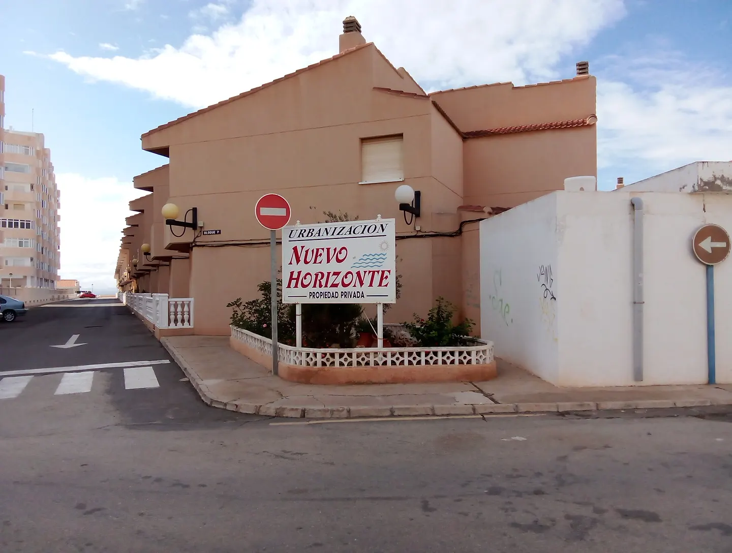 Cartel de acceso y fachada de la Urbanización Nuevo Horizonte en La Manga