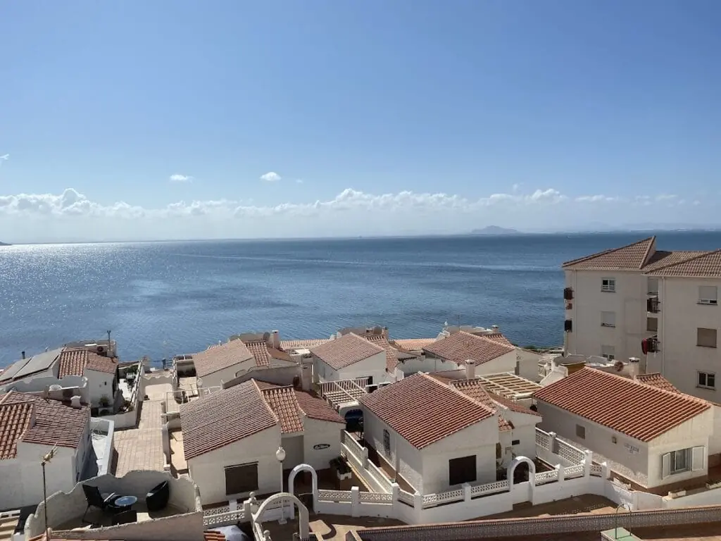 Vista del Mar Menor y los tejados de Urbanización Pedrucho Mar desde una terraza