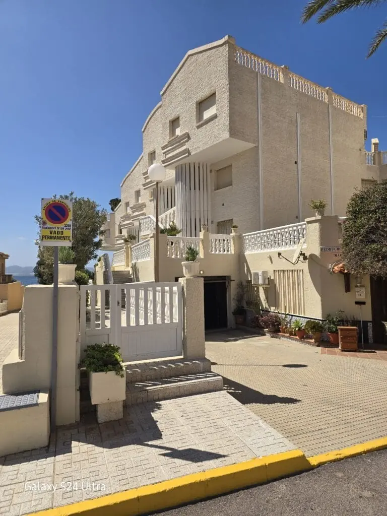 Entrada y fachada del edificio Urbanización Pedrucho Mar en El Pedrucho