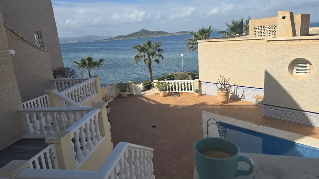 Terraza con vistas al Mar Menor y piscina en Urbanización Pedrucho Mar