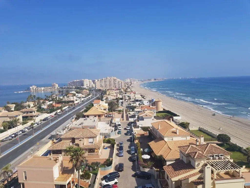 Vista aérea de la Gran Vía de La Manga desde un apartamento de Ágata III