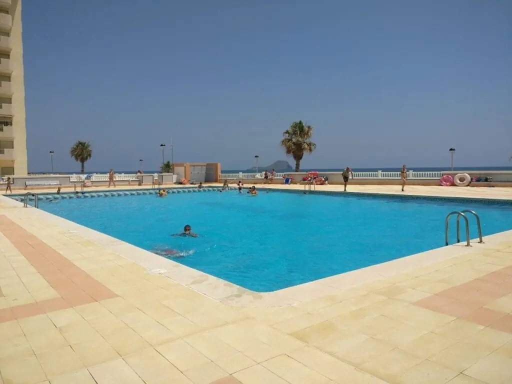 Piscina en altura de la Urbanización Ágata III con vistas al Mediterráneo