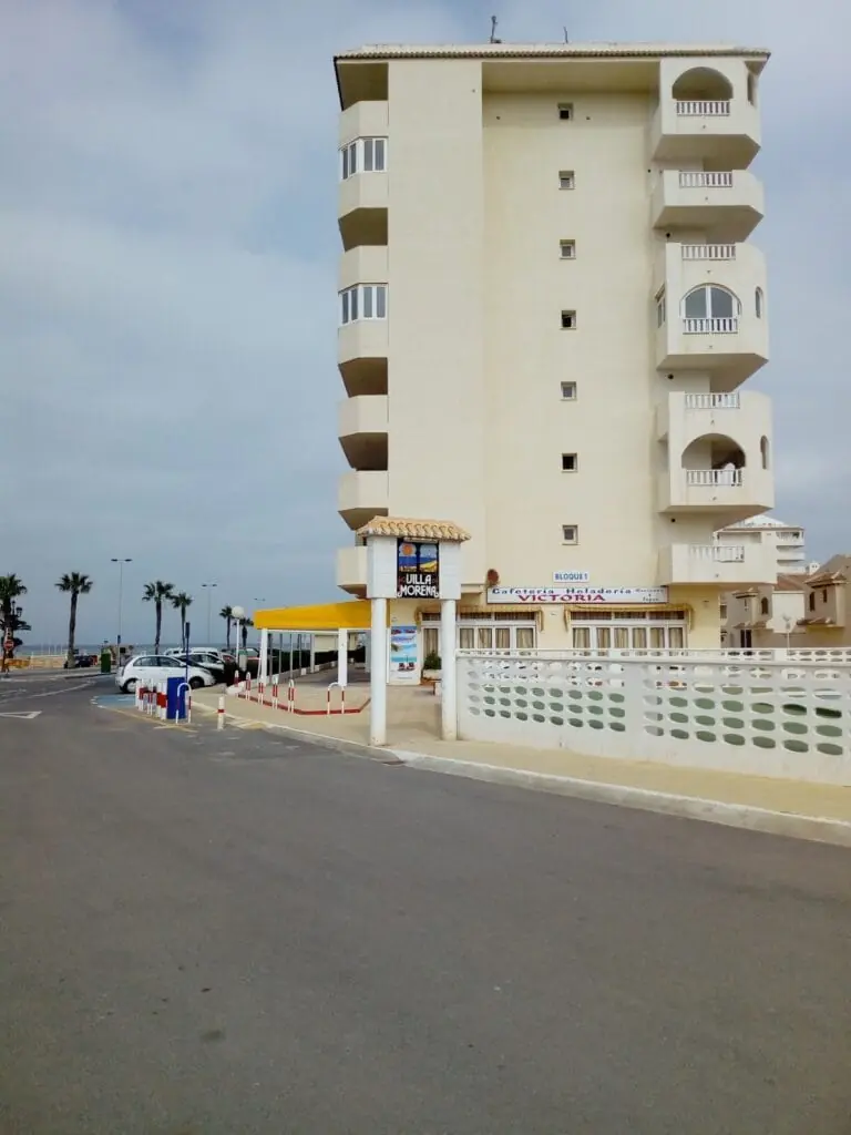 Fachada del edificio Villa Morena en la Gran Vía de La Manga, con la cafetería-heladería Victoria en los bajos