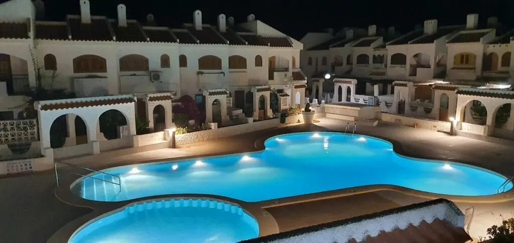 Piscina comunitaria de la Urbanización Villas Mediterráneo, km 7 de La Manga