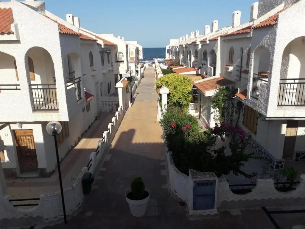 Zona ajardinada de la Urbanización Villas Mediterráneo, La Manga del Mar Menor