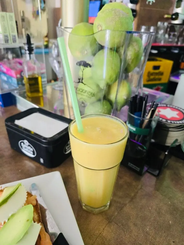 Zumo de naranja natural servido en Va & Ven