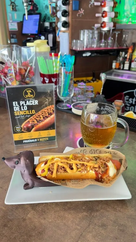 Perrito caliente y cerveza en la barra de Va & Ven