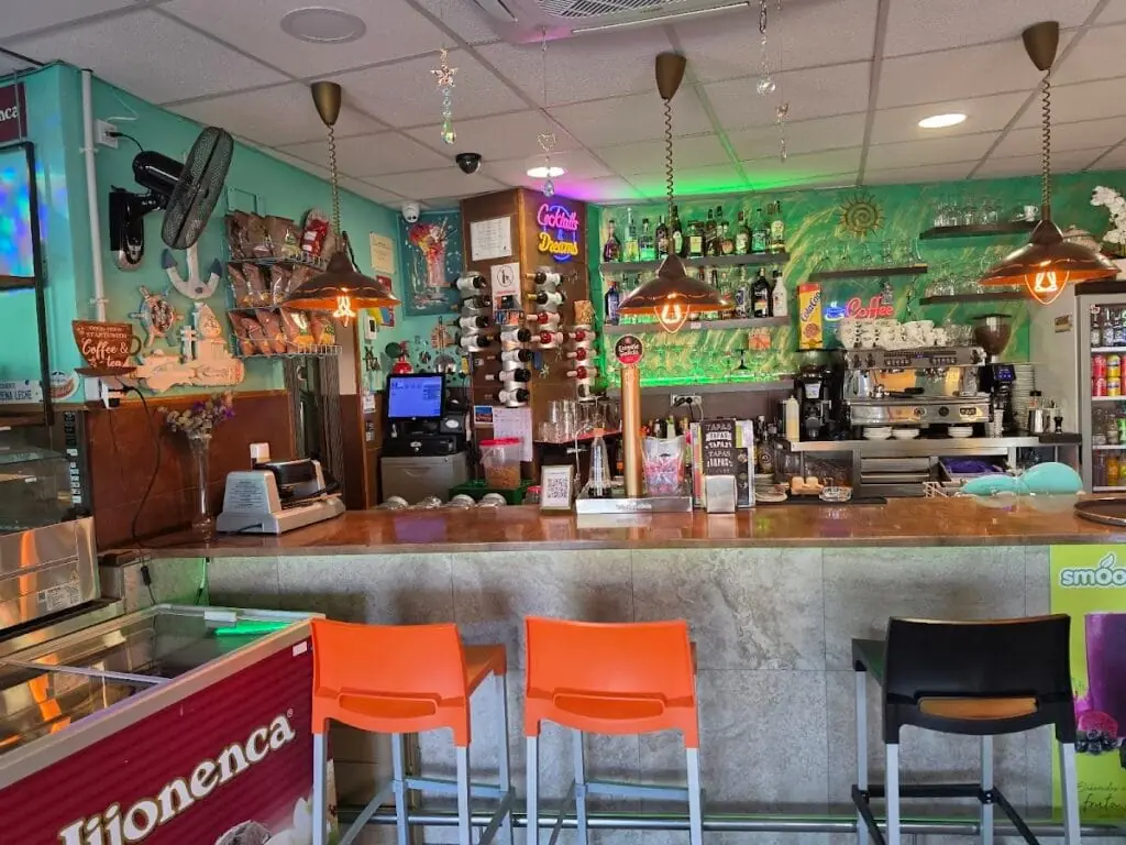 Barra decorada de Va & Ven, heladería-cafetería en La Manga