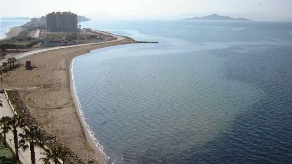 Vista aérea de la playa y la línea de edificios de La Manga, en la zona donde opera Valmanga