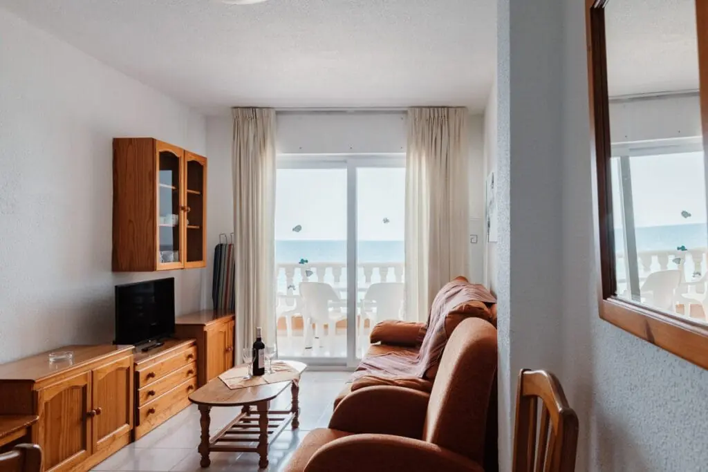 Salón de un apartamento turístico de Valmanga con terraza y vistas al mar en La Manga