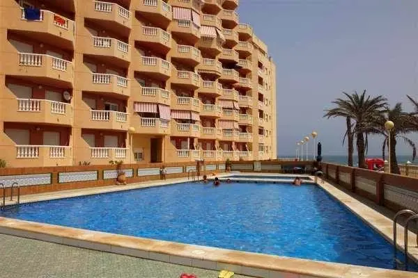 Piscina comunitaria de un edificio de apartamentos gestionado por Valmanga en La Manga